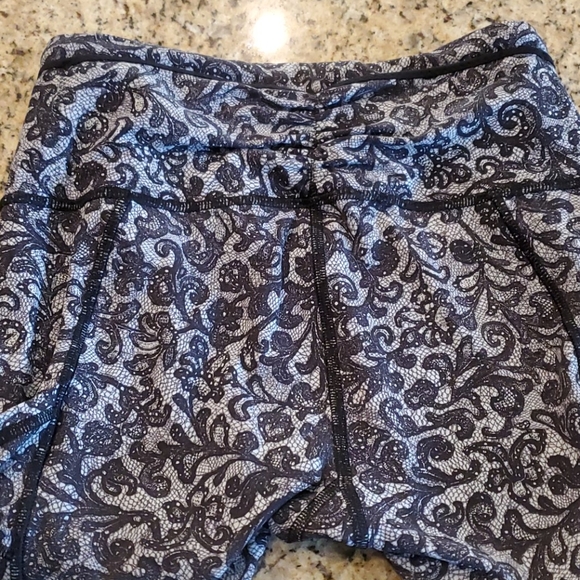 Lululemon Outrun 17" Crop Leggings - Picture 12 of 15